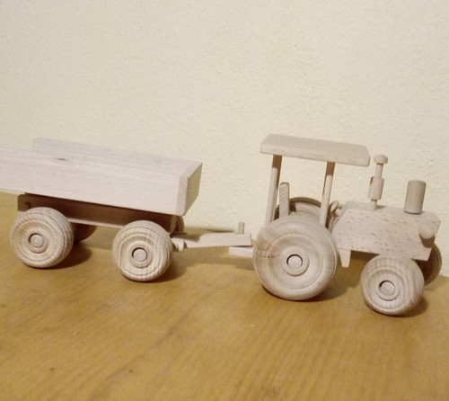 Dřevěný traktor s vlečkou