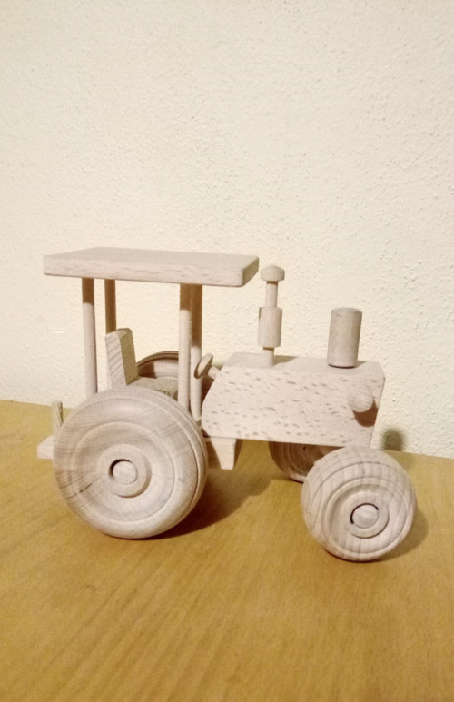 Dřevěný traktor