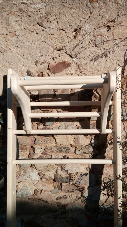 Dřevěná hrazda k žebřinám