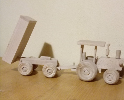 Dřevěný traktor s vlečkou