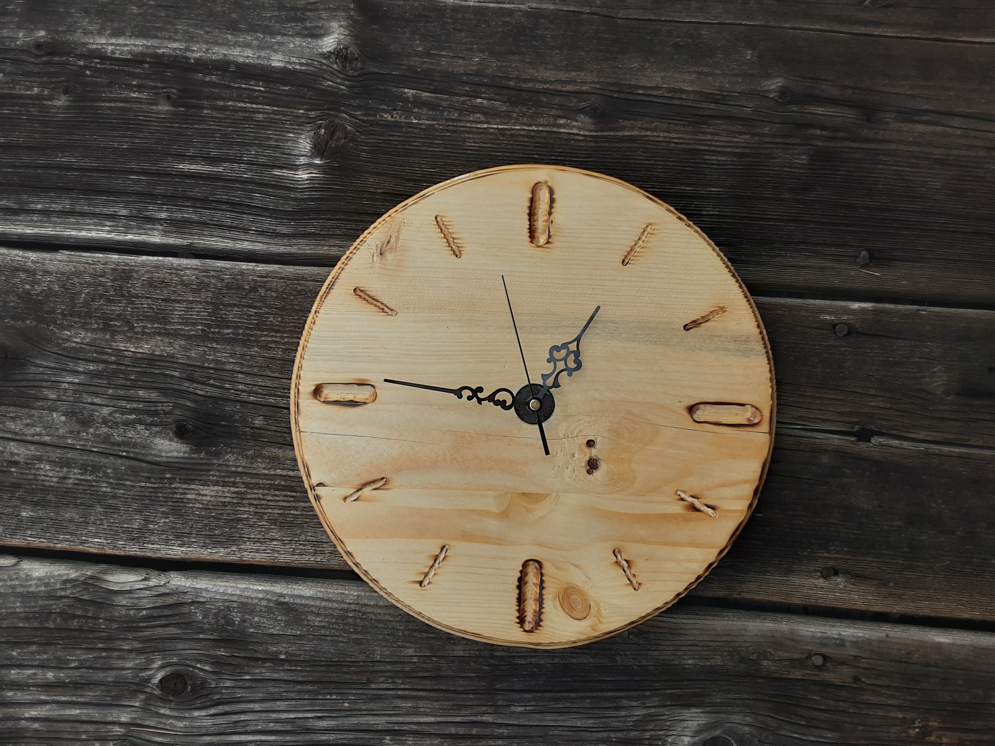 Dřevěné hodiny 
