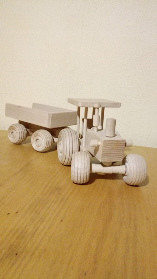 Dřevěný traktor s vlečkou