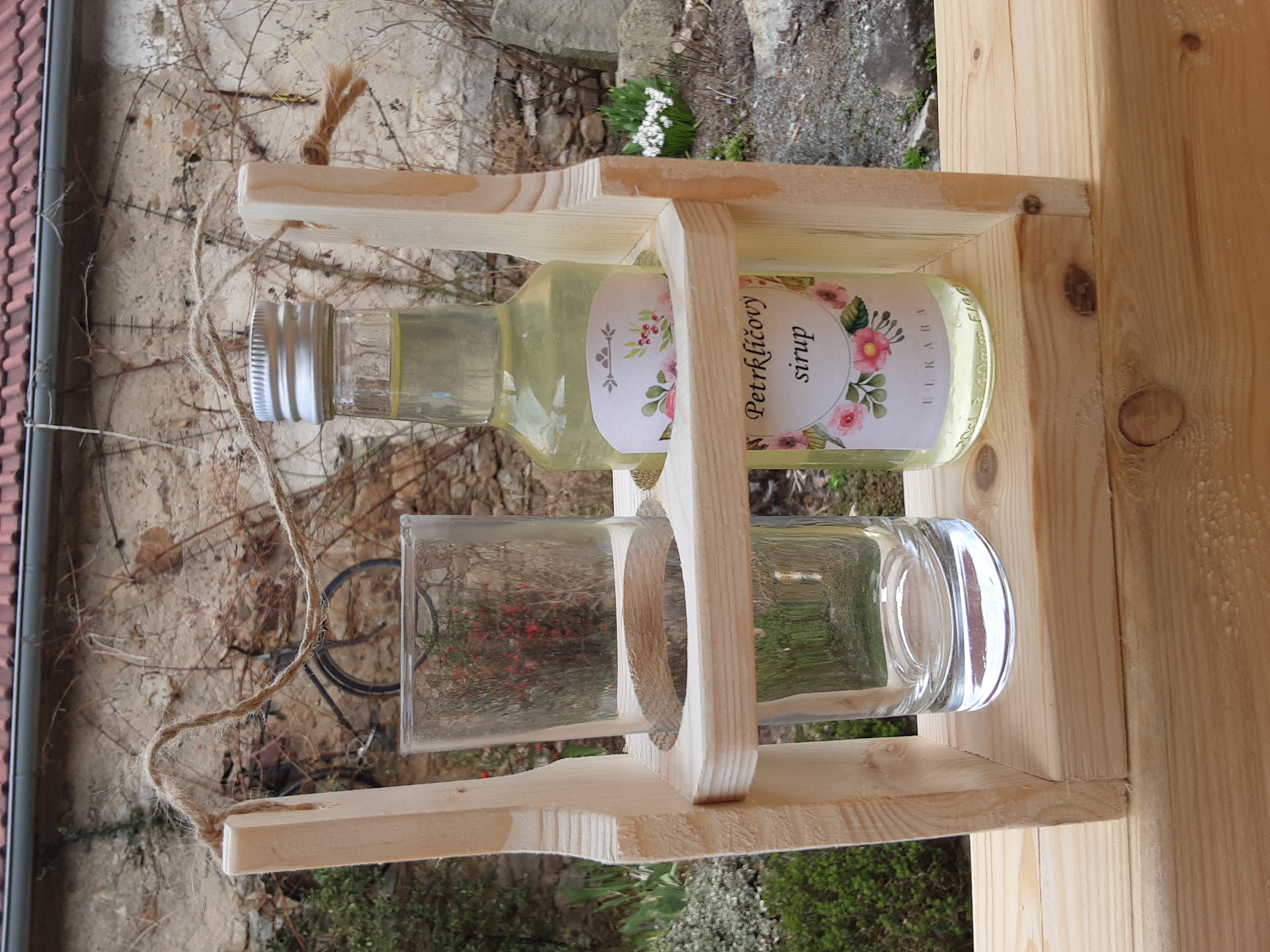 Stojan na láhev se sklenkou 