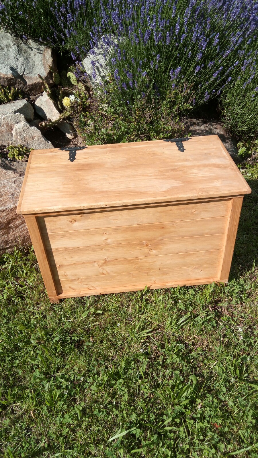 Truhla v odstínu ořechu 