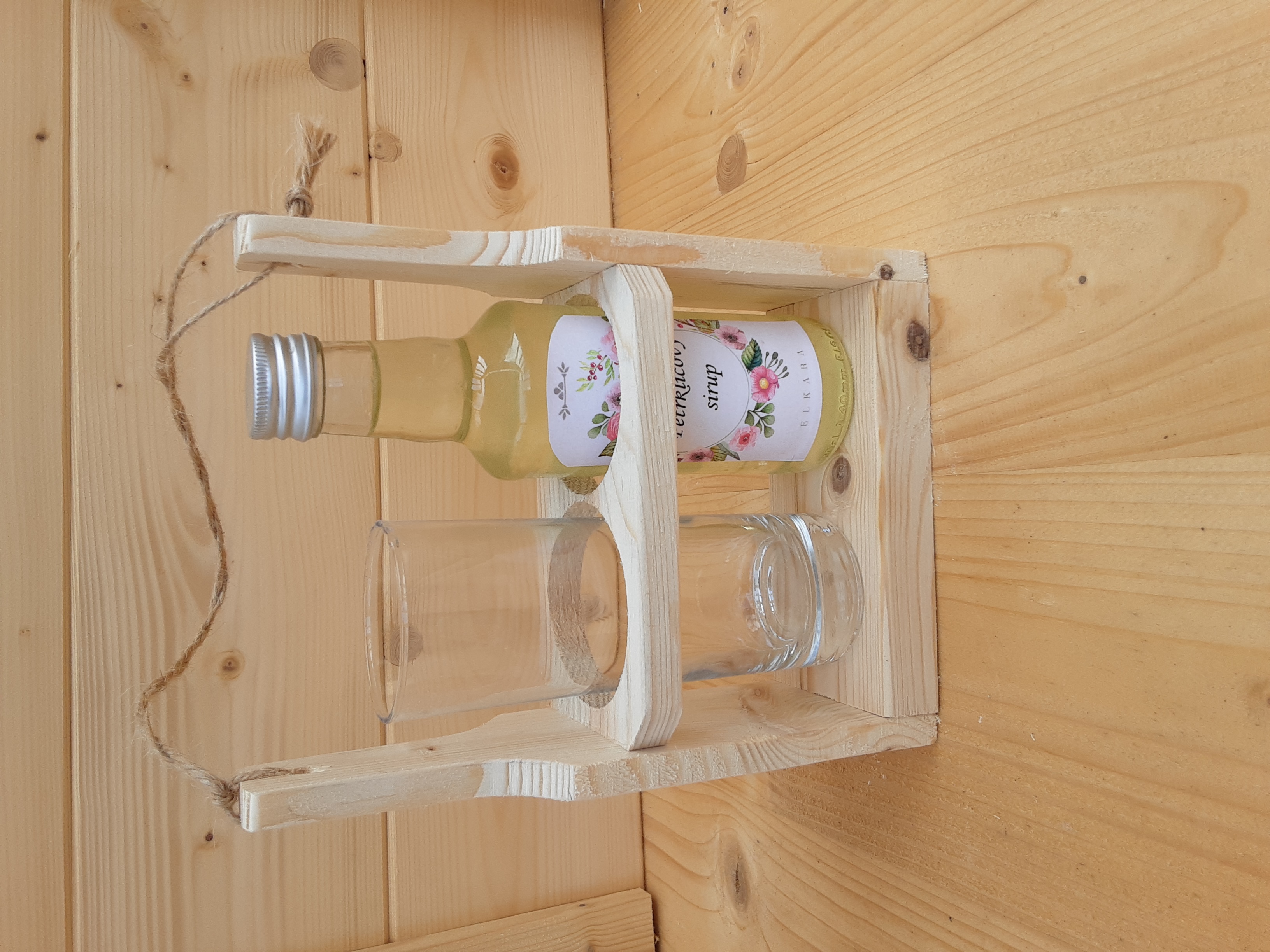 Stojan na láhev se sklenkou 