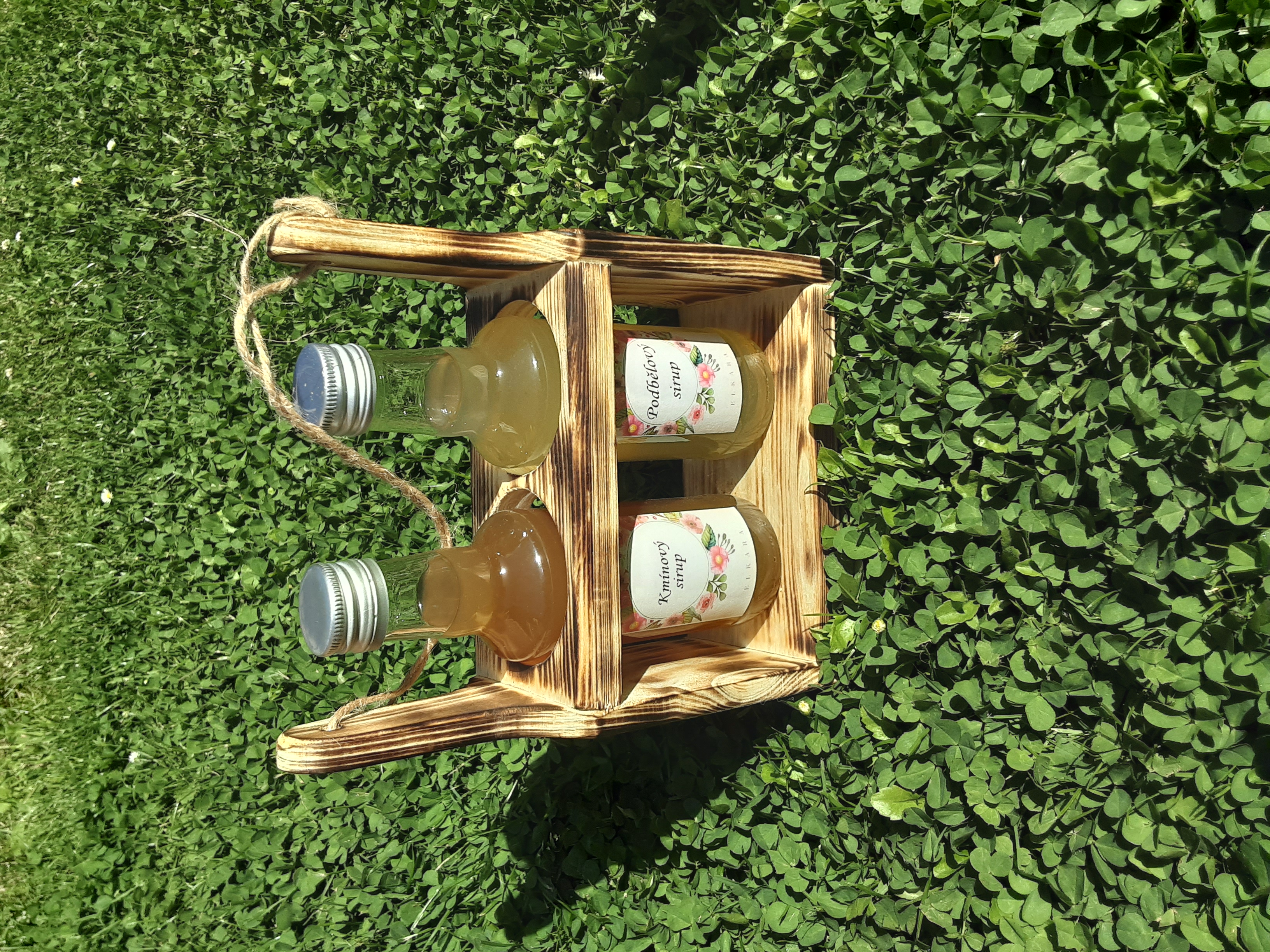 Stojan na láhev se sklenkou 